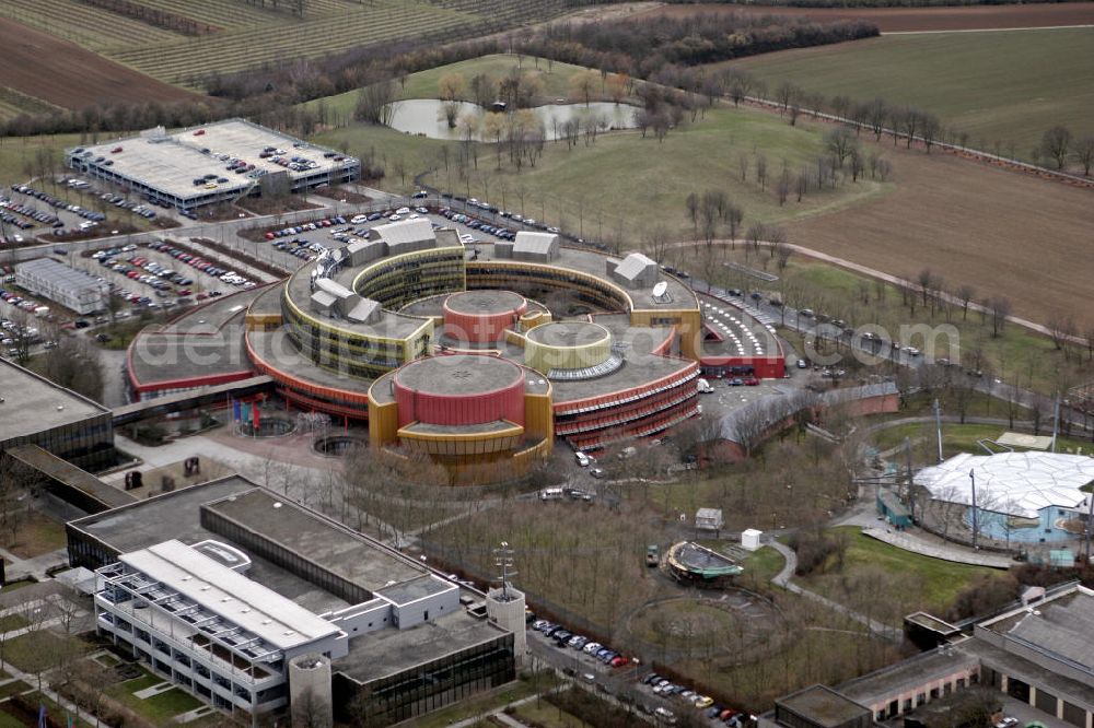 Aerial image Mainz - Das ZDF-Sendezentrum mit der dem Verwaltungs- und Redaktiongebäude im Ortsteil Lerchenberg. The ZDF broadcast center with the administrative and editorial offices in the district Lerchenberg.