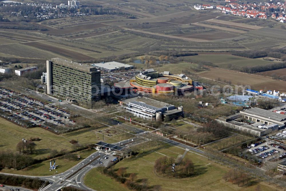 Mainz from the bird's eye view: Das ZDF-Sendezentrum mit der dem Verwaltungs- und Redaktiongebäude im Ortsteil Lerchenberg. The ZDF broadcast center with the administrative and editorial offices in the district Lerchenberg.