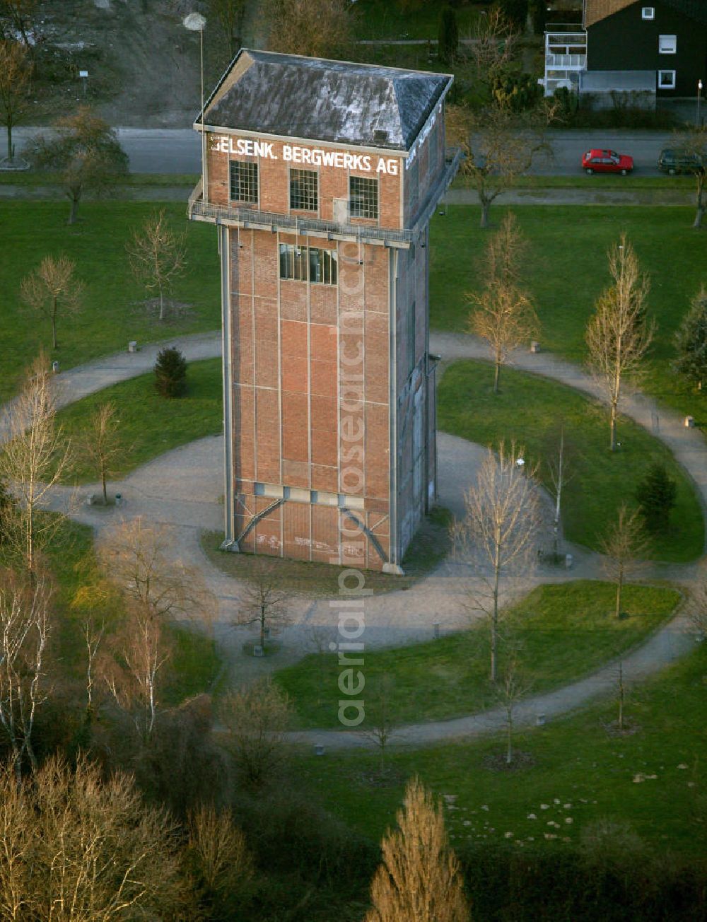 Aerial image Castrop-Rauxel - Blick auf den Schacht 3 mit Hammerkopfturm des Industriedenkmal und die ehemalige Zeche ERIN. Castrop-Rauxel, industrial monument and former coal mine ERIN with winding tower in form of a hammerhead.