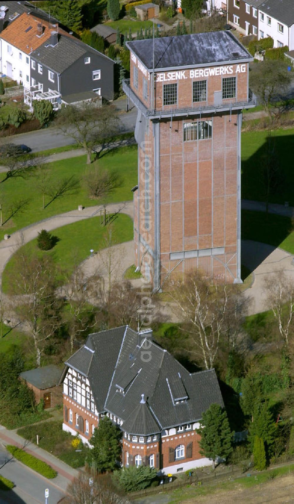 Aerial photograph Castrop-Rauxel - Blick auf den Schacht 3 mit Hammerkopfturm des Industriedenkmal und die ehemalige Zeche ERIN. Castrop-Rauxel, industrial monument and former coal mine ERIN with winding tower in form of a hammerhead.