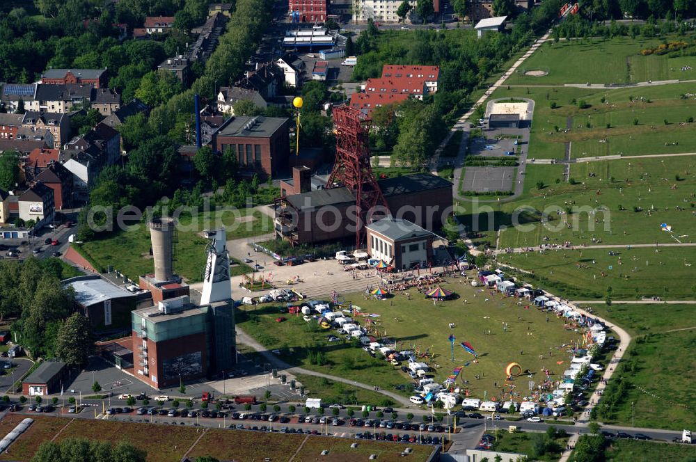 Gelsenkirchen from the bird's eye view: Blick auf den industriehistorischen Bereich der Zeche Consolidation 3/4/9 in Gelsenkirchen-Bismarck anläßlich der Aktion SCHACHTZEICHEN RUHR 2010. View of the industrial history of the mine area 3/4/9 Consolidation in Gelsenkirchen.