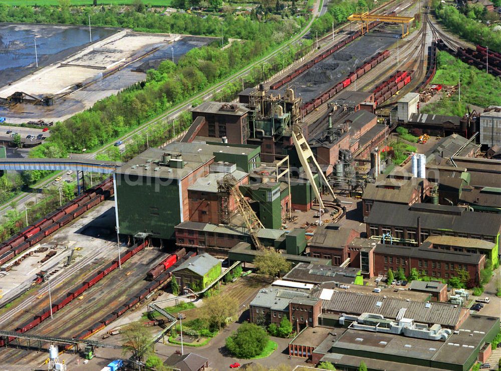 Aerial photograph Niederberg - Das Bergwerk bzw Zeche Niederberg, war ein Steinkohle Bergwerk der Ruhrkohle AG in Neukirchen-Vluyn. Heute sind die Arbeiten abgebrochen und die Fördergerüste blieben als Industriedenkmal erhalten. The dead mine in Niederberg, North Rhine-Westfalia, was a coal mine of Ruhrkohle AG in Neukirchen Vluyn. Today it is a industrial memorial.