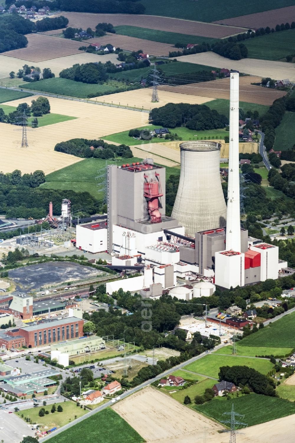 Ibbenbüren from the bird's eye view: Zeche Oeynhausen on power plants and exhaust towers of thermal power station in the district Schafberg in Ibbenbueren in the state North Rhine-Westphalia, Germany