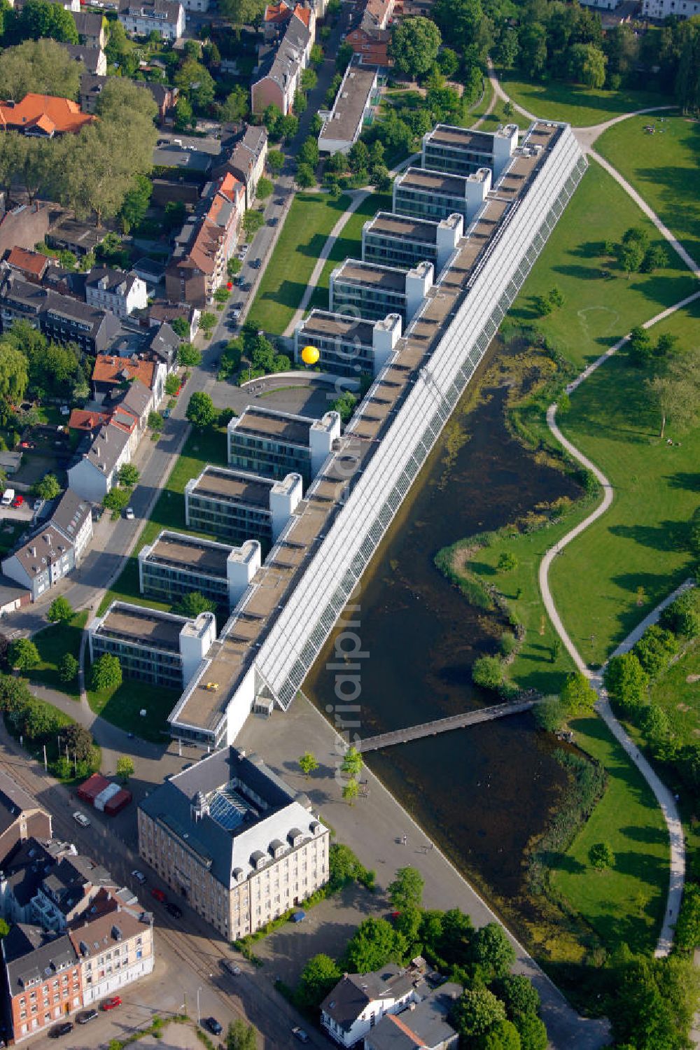 Aerial photograph Gelsenkirchen - Die ehemalige Zeche Ver. Rheinelbe & Alma - Rheinelbe 6, heute ein Wissenschaftspark in dem sich das Stadtarchiv und zahlreiche Unternehmen befinden, an der Munscheidstraße in Gelsenkirchen in Nordrhein-Westfalen. The former coal mine Ver. Rheinelbe & Alma - Rheinelbe 6 at the street Munscheidstrasse in Gelsenkirchen in North Rhine-Westphalia. Now it is a science park within the city archive and a range of firms.