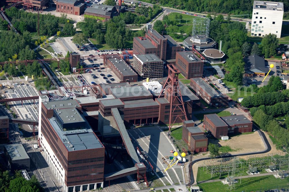 Aerial image Essen - Blick auf der Zeche Zollverein mit dem Doppelbock von Schacht 12 anläßlich der Aktion SCHACHTZEICHEN RUHR 2010. Gemeinsam mit der unmittelbar benachbarten Kokerei Zollverein gehören die Standorte XII und 1/2/8 der Zeche seit 2001 zum Weltkulturerbe der UNESCO. Zollverein ist Ankerpunkt der Europäischen Route der Industriekultur. View of the Zeche Zollverein in Essen.