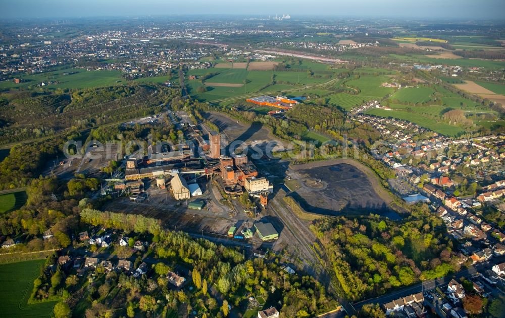 Herringen from the bird's eye view: Industrial monument of the technical plants and production halls of the premises Zeche Heinrich Robert in Herringen at Ruhrgebiet in the state North Rhine-Westphalia, Germany