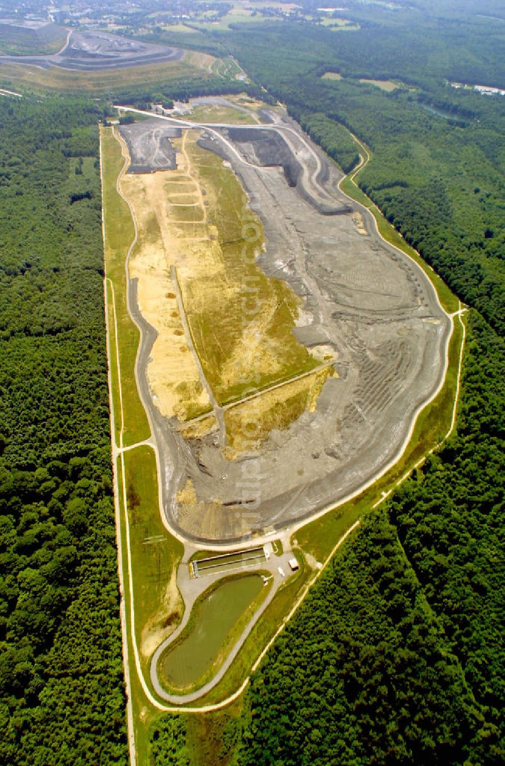 Aerial photograph Bottrop - Blick auf das Landschaftsbauwerk in der Zechenhalde in Fernewald.