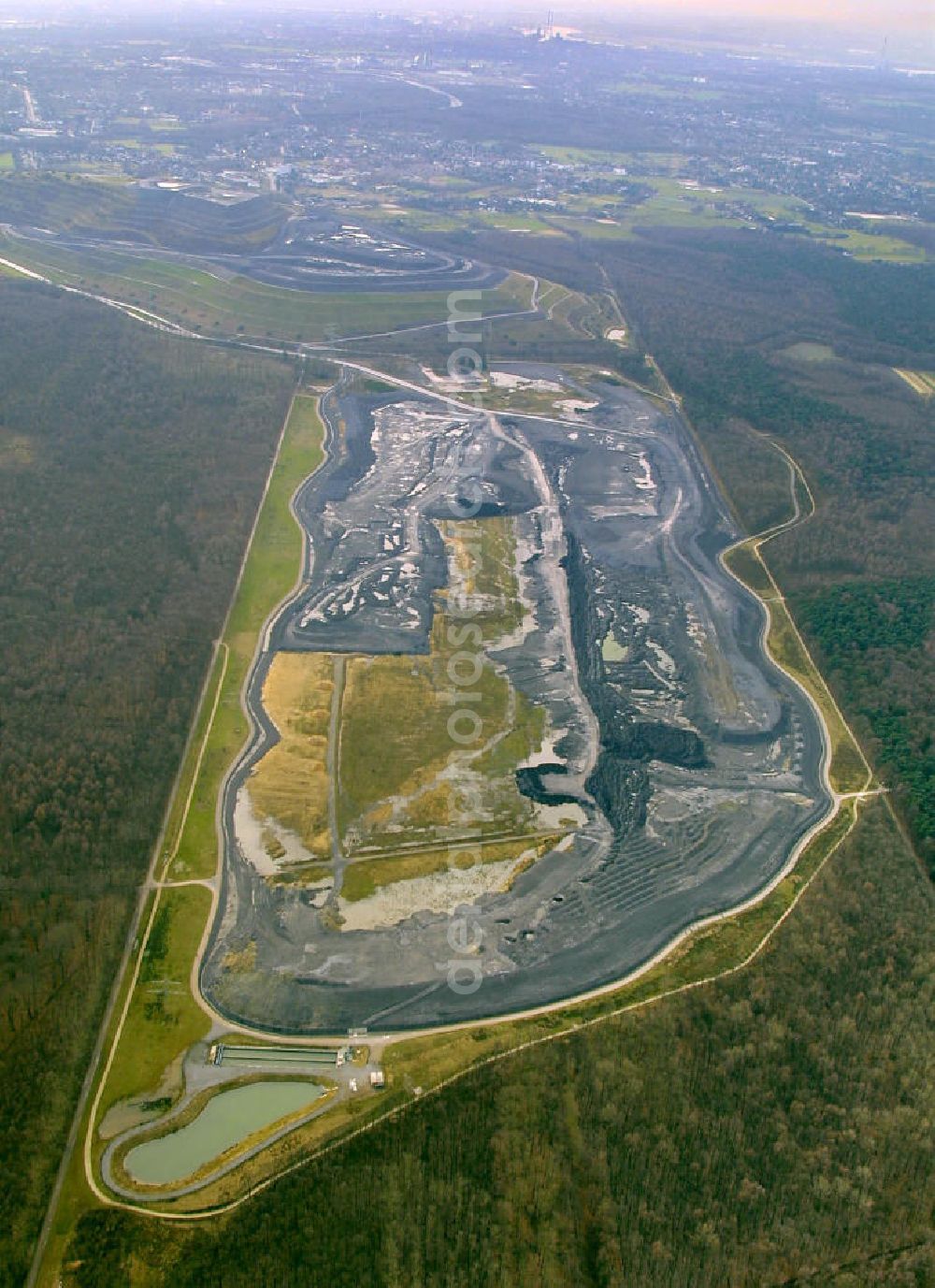 Bottrop from above - Blick auf das Landschaftsbauwerk in der Zechenhalde in Fernewald.