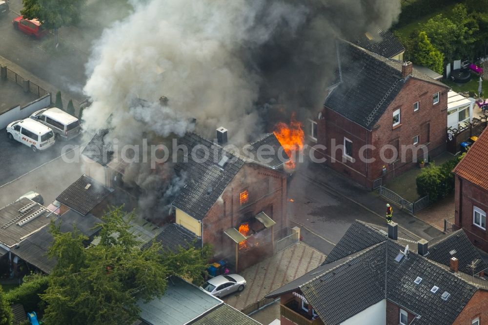 Aerial photograph Bönen - Large Fire - Brandherd- house fire in the Gustav Street in Boenen in the Ruhr area in North Rhine-Westphalia