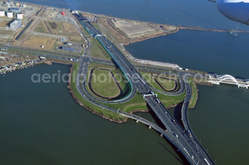 Aerial photograph Amsterdam - Blick auf eine Schleife des Ringweg Oost der in den Zeeburgtunnel führt und in Amsterdam in der Provinz Nordholland in den Niederlanden liegt. Außerdem treffen sich hier die Brücke Zeeburgerbrug und die IJburglaan. Die IJburglaan führt über die Brücke Enneüs Heermabrug. / View of the interchange of the road Ringweg Oost and the road IJburglaan in Amsterdam in the province of North Holland in the Netherlands. The bridge Zeeburgerbrug and IJburglaan goes across the bridge Enneüs Heermabrug.