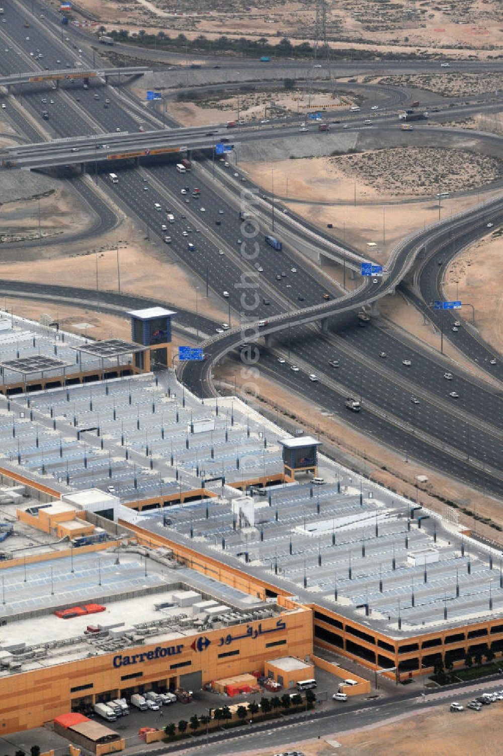 Dubai from the bird's eye view: Zehnspurige Autobahn am Deira City Center in der Nähe des Flughafens Dubai. Ten-lane highway at the Deira City Center near by the Dubai International Airport.