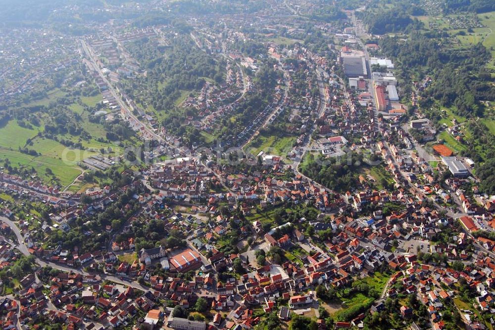 Zella-Mehlis from the bird's eye view: Blick auf Zella-Mehlis am Südhang des Thüringer Waldes. Der staatlich anerkannte Erholungsort Zella-Mehlis ist mit ca. 12.000 Einwohnern einer der bedeutendsten Wirtschaftsstandorte im Landkreis Schmalkalden-Meiningen. Auf besondere Traditionen kann die über 1000 Jahre alte Kleinstadt auf den Gebieten der Industrie, des Handwerks, Tourismus und Sport verweisen, die ihr weltweite Anerkennung einbrachten. Bürgerhaus - Louis-Anschütz-Straße 28, 98544 Zella-Mehlis - Tel.: 03682/482840 oder 40317 eMail: touristinfo@zella-mehlis.de - Öffnungszeiten: Mo.-Fr. 10 - 12 und 13 - 18 Uhr - Sa. 10 - 12 Uhr.