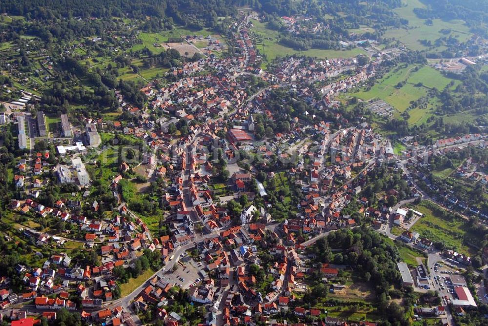 Aerial image Zella-Mehlis - Blick auf Zella-Mehlis am Südhang des Thüringer Waldes. Der staatlich anerkannte Erholungsort Zella-Mehlis ist mit ca. 12.000 Einwohnern einer der bedeutendsten Wirtschaftsstandorte im Landkreis Schmalkalden-Meiningen. Auf besondere Traditionen kann die über 1000 Jahre alte Kleinstadt auf den Gebieten der Industrie, des Handwerks, Tourismus und Sport verweisen, die ihr weltweite Anerkennung einbrachten. Bürgerhaus - Louis-Anschütz-Straße 28, 98544 Zella-Mehlis - Tel.: 03682/482840 oder 40317 eMail: touristinfo@zella-mehlis.de - Öffnungszeiten: Mo.-Fr. 10 - 12 und 13 - 18 Uhr - Sa. 10 - 12 Uhr.