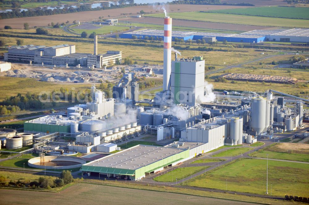 Aerial photograph Stendal - Arneburg - Die Zellstoff Stendal GmbH in Sachsen-Anhalt, ist Zentraleuropas modernster und größter Hersteller von NBSK, Northern Bleached Softwood Kraft. Das Werk erzeugt seinen gesamten Eigenbedarf an Strom selbst. The Zellstof Stendal GmbH in Saxony-Anhalt, is the most modern and biggest producer of NBSK, Northern Bleached Softwood Kraft. The factory produces it's own power.