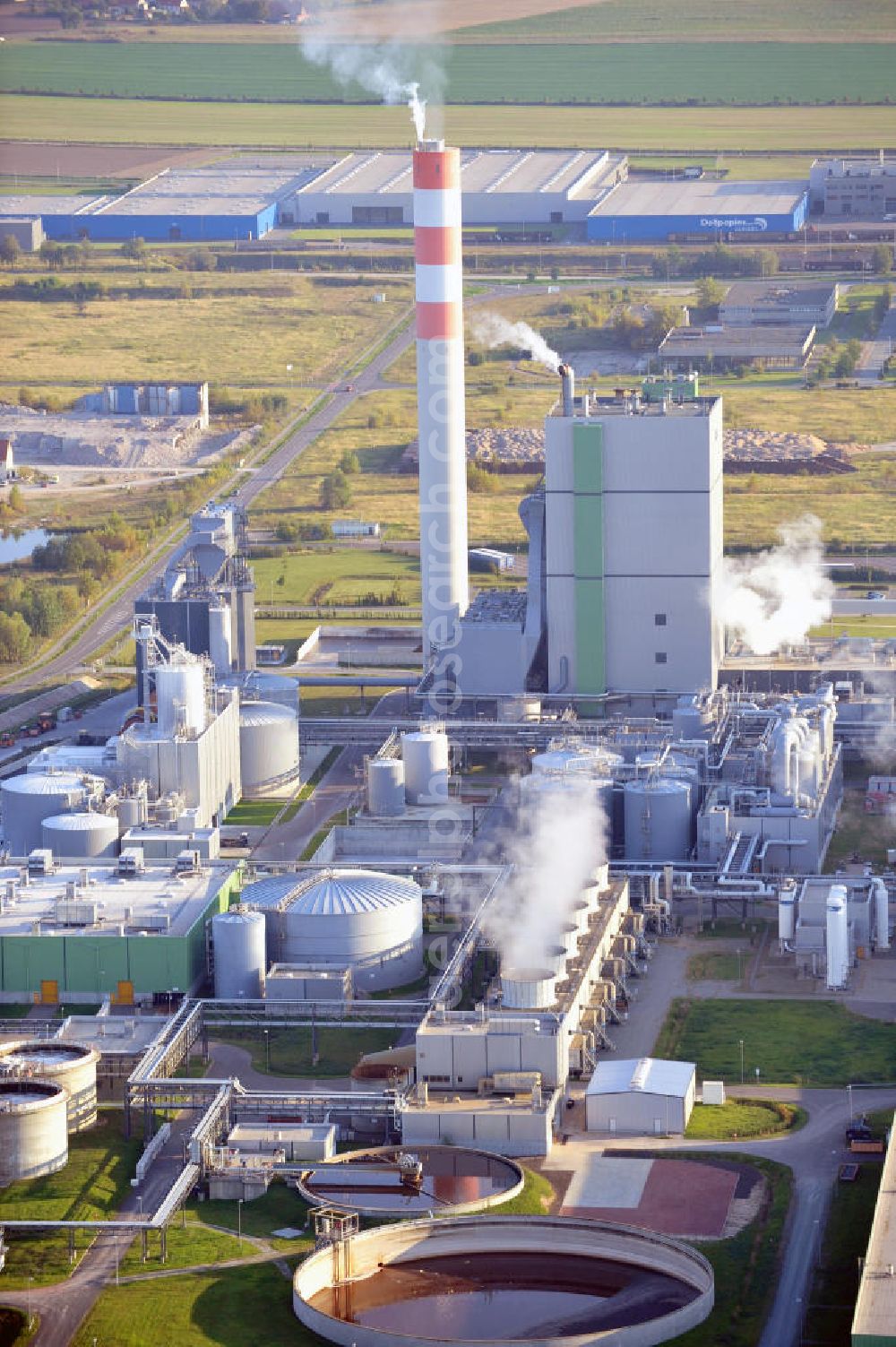 Aerial image Stendal - Arneburg - Die Zellstoff Stendal GmbH in Sachsen-Anhalt, ist Zentraleuropas modernster und größter Hersteller von NBSK, Northern Bleached Softwood Kraft. Das Werk erzeugt seinen gesamten Eigenbedarf an Strom selbst. The Zellstof Stendal GmbH in Saxony-Anhalt, is the most modern and biggest producer of NBSK, Northern Bleached Softwood Kraft. The factory produces it's own power.