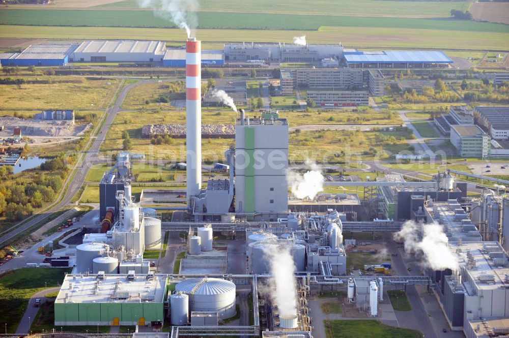 Aerial photograph Stendal - Arneburg - Die Zellstoff Stendal GmbH in Sachsen-Anhalt, ist Zentraleuropas modernster und größter Hersteller von NBSK, Northern Bleached Softwood Kraft. Das Werk erzeugt seinen gesamten Eigenbedarf an Strom selbst. The Zellstof Stendal GmbH in Saxony-Anhalt, is the most modern and biggest producer of NBSK, Northern Bleached Softwood Kraft. The factory produces it's own power.