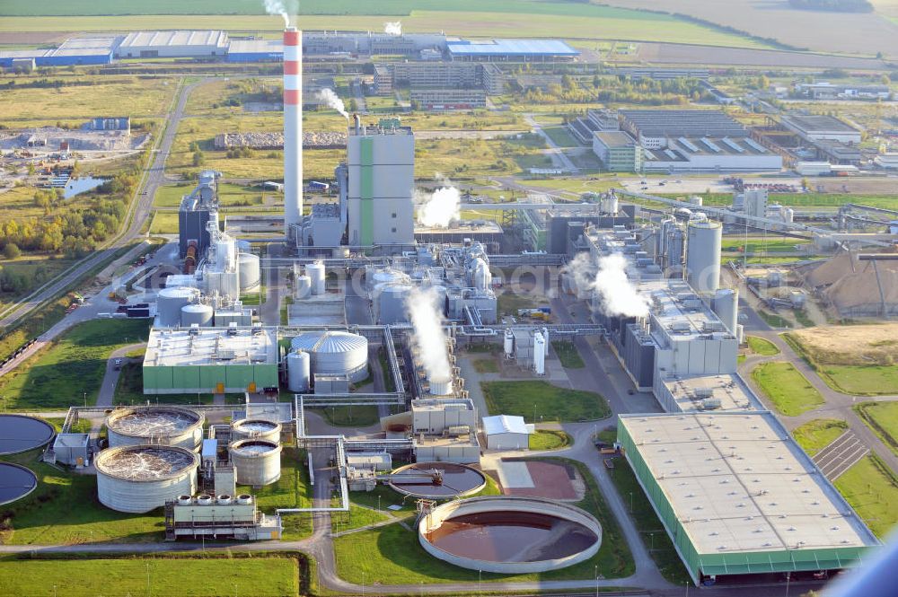 Stendal - Arneburg from above - Die Zellstoff Stendal GmbH in Sachsen-Anhalt, ist Zentraleuropas modernster und größter Hersteller von NBSK, Northern Bleached Softwood Kraft. Das Werk erzeugt seinen gesamten Eigenbedarf an Strom selbst. The Zellstof Stendal GmbH in Saxony-Anhalt, is the most modern and biggest producer of NBSK, Northern Bleached Softwood Kraft. The factory produces it's own power.