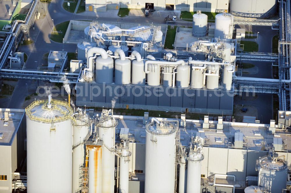 Aerial image Stendal - Arneburg - Die Zellstoff Stendal GmbH in Sachsen-Anhalt, ist Zentraleuropas modernster und größter Hersteller von NBSK, Northern Bleached Softwood Kraft. Das Werk erzeugt seinen gesamten Eigenbedarf an Strom selbst. The Zellstof Stendal GmbH in Saxony-Anhalt, is the most modern and biggest producer of NBSK, Northern Bleached Softwood Kraft. The factory produces it's own power.