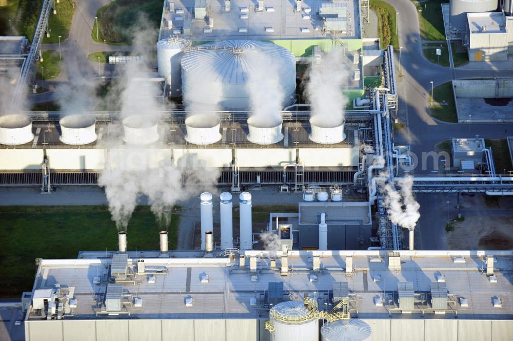 Aerial photograph Stendal - Arneburg - Die Zellstoff Stendal GmbH in Sachsen-Anhalt, ist Zentraleuropas modernster und größter Hersteller von NBSK, Northern Bleached Softwood Kraft. Das Werk erzeugt seinen gesamten Eigenbedarf an Strom selbst. The Zellstof Stendal GmbH in Saxony-Anhalt, is the most modern and biggest producer of NBSK, Northern Bleached Softwood Kraft. The factory produces it's own power.