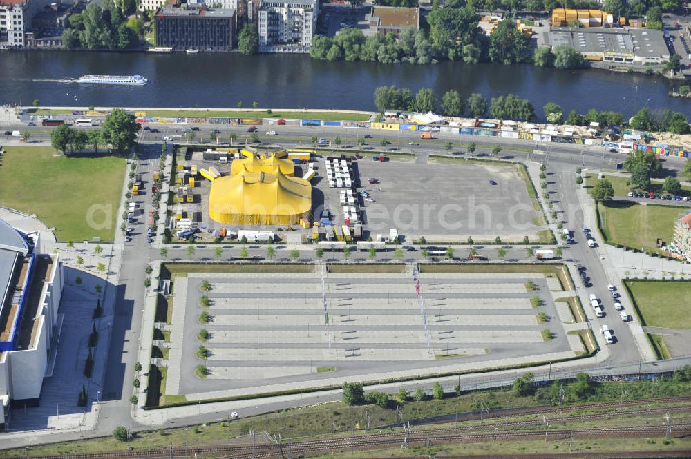 Aerial photograph Berlin - Look at a tent at the parking lot of the O2-World of the Friedrichshain district in Berlin