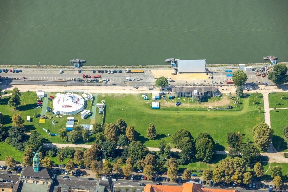 Aerial photograph Düsseldorf - Tent on the event area of Neue Schauspiel GmbH (D`haus) on Robert-Lehr-Ufer on the Rhine in the district Pempelfort in Duesseldorf in the state North Rhine-Westphalia, Germany