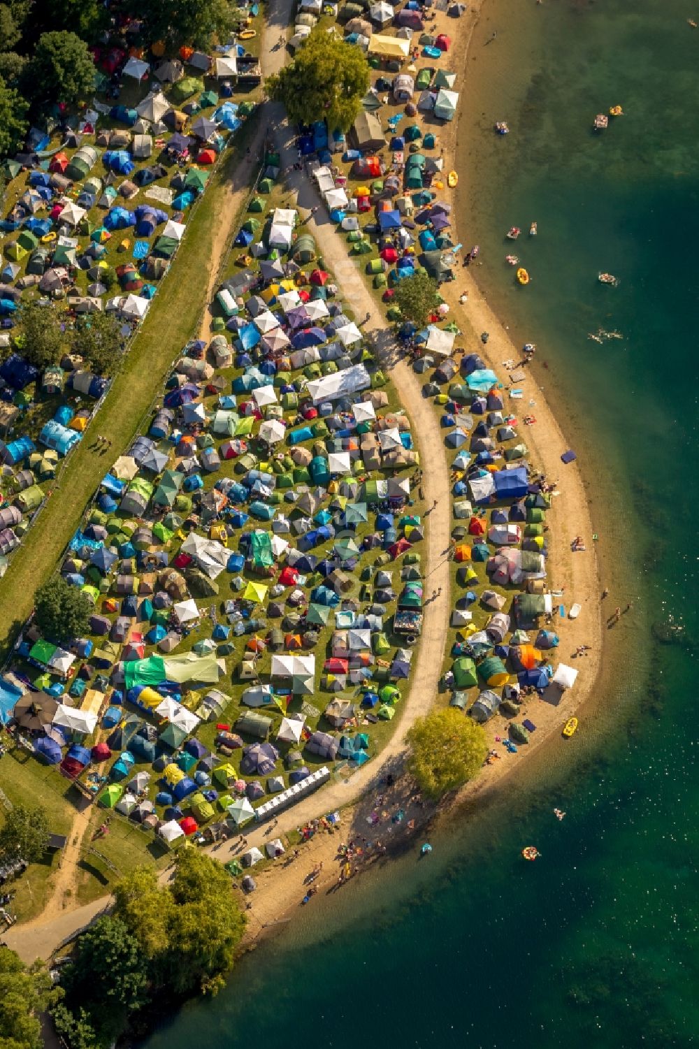 Köln from the bird's eye view: View of tents at the bank of the lake Fuehlinger See in Cologne in the state North Rhine-Westphalia