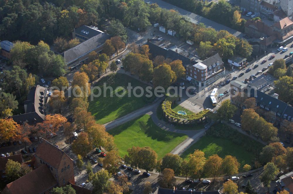 Aerial image Berlin - der Zeltinger Platz der ehemals Cecilienplatz hieß. Namensgebend ist Zeltingen- Rachtig, eine Gemeinde bei Trier, an der Mittelmosel. Zwischen dem Weinbauort Zeltingen und dem Bezirk Reinickendorf besteht seit 1976 eine Partnerschaft. Die Erklärung für die Umbenennung des Cecilienplatz in Zeltinger Platz könnte darin liegen, dass in den dreißiger Jahren zur Überwindung einer Absatzkrise der deutschen Weinwirtschaft aus Werbungsgründen eine Partnerschaft zwischen verschiedenen Weinorten und Berlin geschlossen wurde.