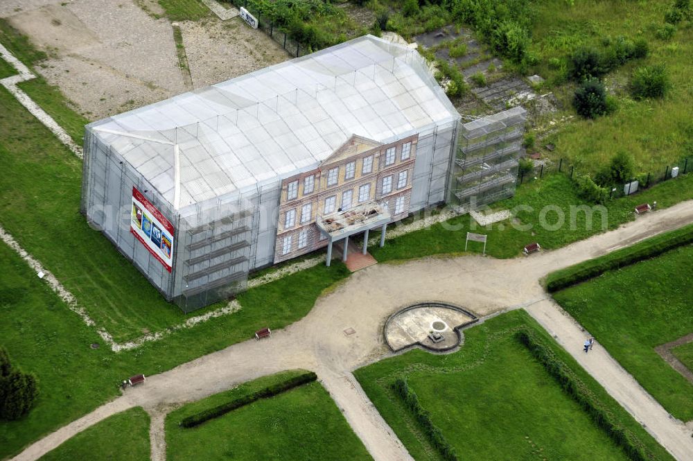 Aerial image Neustrelitz - Zeltkonstruktion vom ehemaligen Schloss Neustrelitz an der Hertelstraße in Neustrelitz, Mecklenburg-Vorpommern. Es wurde im 2. Weltkrieg fast komplett zerstört. Seit 2001 erinnert eine nachempfundene Zeltfassade an den Mittelbau des Schlosses. Im Sommer werden hier Operettenaufführungen gezeigt. Tent construction of the former castle of Neustrelitz at the street Hertelstrasse in Neustrelitz, Mecklenburg-Western Pomerania. It has been almost completely destroyed in the second World War. Since 2001 a marquee construction, based on the main part of the castle, is located there. In summer, operetta performances take place.