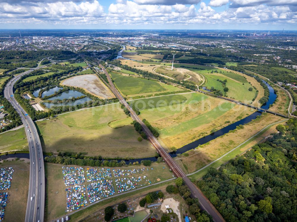 Aerial image Mülheim an der Ruhr - Formation of tents set up during the Ruhr Reggae Summer on the A40 motorway in Muelheim an der Ruhr in the Ruhr area in the state of North Rhine-Westphalia, Germany