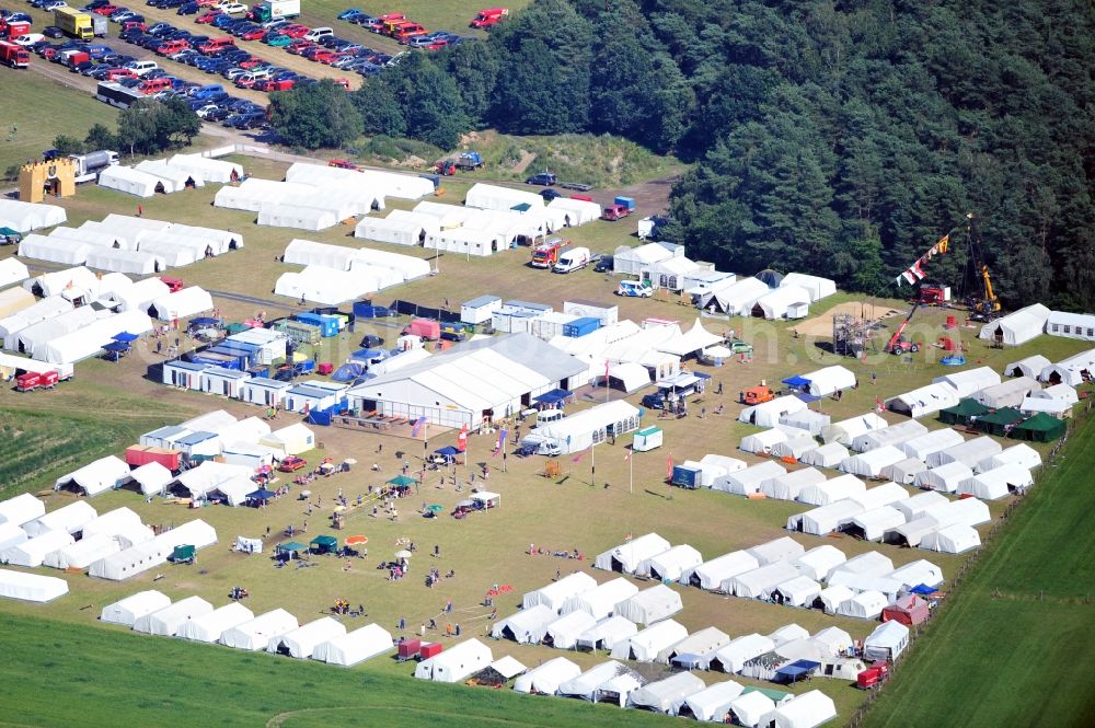 Aerial photograph Garlstorf - View of the youth fire brigade camp in the district of Harburg in Garlstorf in Lower Saxony. The tent camp was attended by 86 youth fire brigades from the district of Harburg