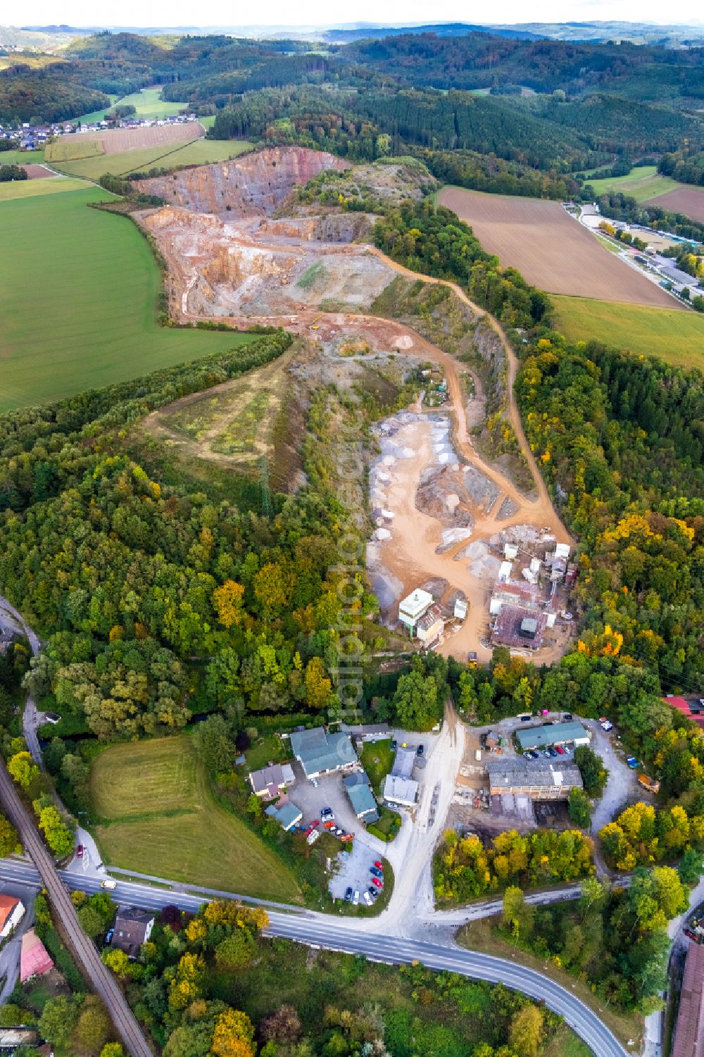 Aerial photograph Balve - Terrain and waste areas for cement opencast mining and building materials factory Heidelberg Materials Mineralik on the street Wocklumer Allee in the district of Helle in Balve in the state North Rhine-Westphalia, Germany