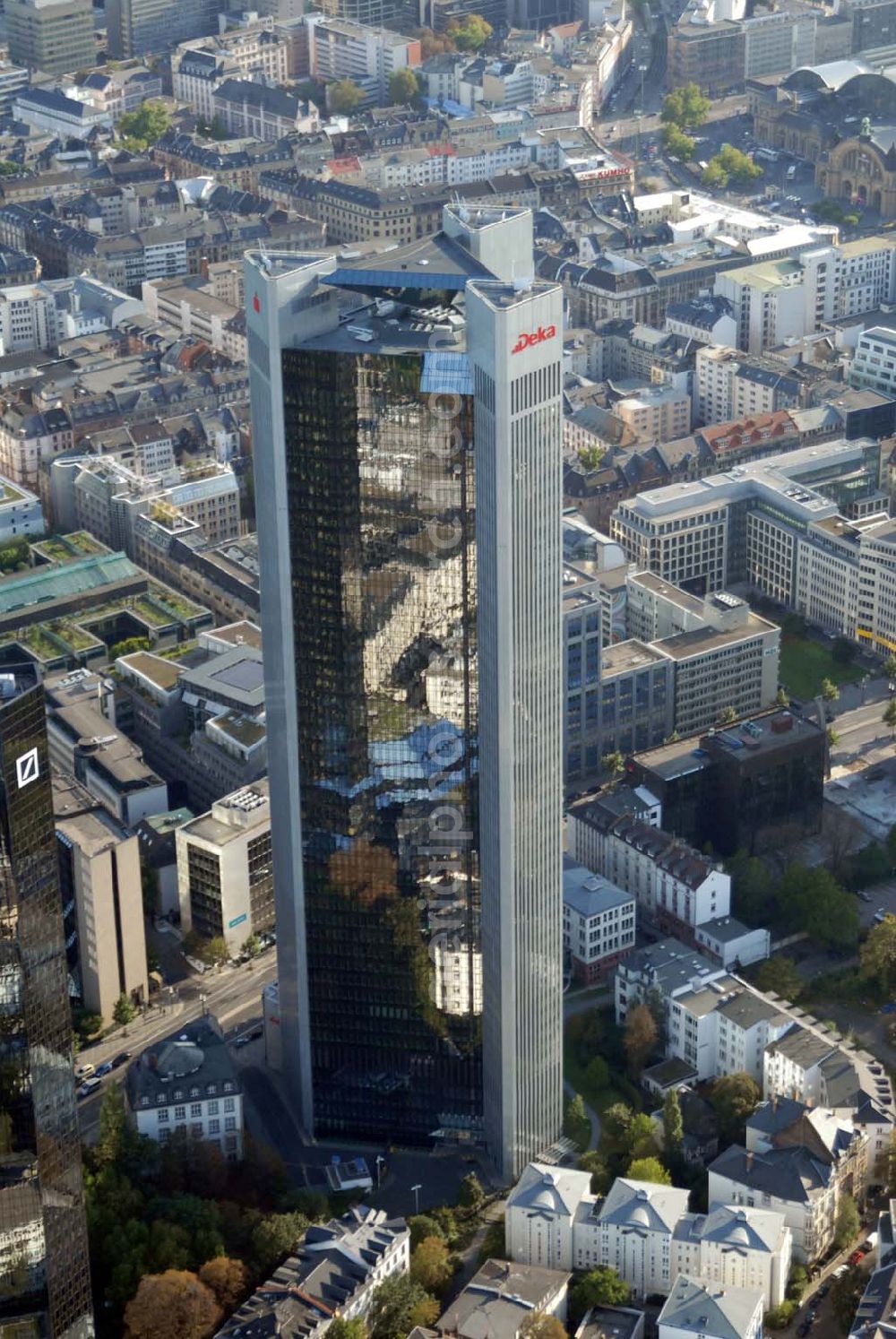 Aerial photograph Frankfurt am Main - Blick auf die Zentrale der Deka (Sparkassen) in der Mainzer Landstrasse 16 in 60325 Frankfurt. Tel.: 069 / 7147 - 652 Fax: 069 / 7147 - 1376 - E-Mail: konzerninfo@dekabank.de.