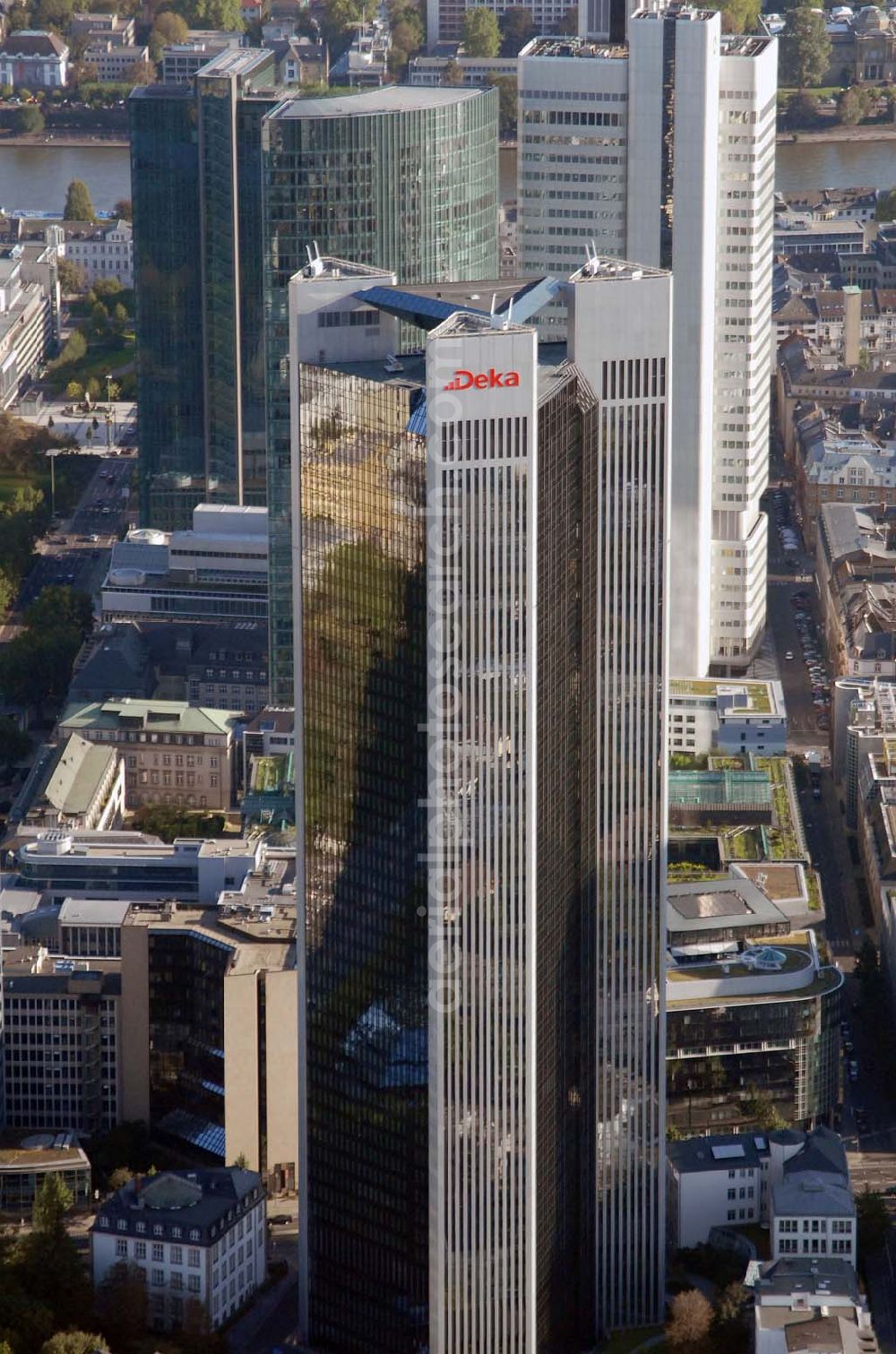 Frankfurt am Main from above - Blick auf die Zentrale der Deka (Sparkassen) in der Mainzer Landstrasse 16 in 60325 Frankfurt. Tel.: 069 / 7147 - 652 Fax: 069 / 7147 - 1376 - E-Mail: konzerninfo@dekabank.de.