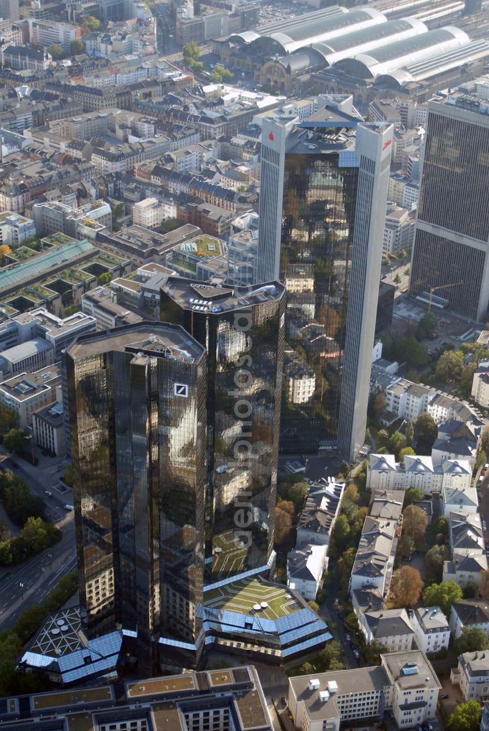 Aerial image Frankfurt am Main - Blick auf die Towers der Deutschen Bank in der Taunusanlage 12 in 60325 Frankfurt. Tel.: 69 910-00 Fax: 69 910-34 225 E-mail: deutsche.bank@db.com und auf die Zentrale der Deka (Sparkassen) in der Mainzer Landstrasse 16 in 60325 Frankfurt. Tel.: 069 / 7147 - 652 - Fax: 069 / 7147 - 1376 - E-Mail: konzerninfo@dekabank.de.