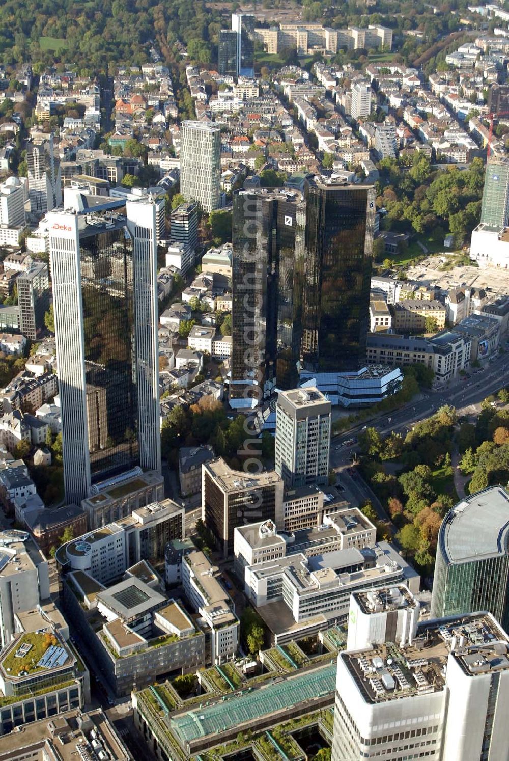 Aerial photograph Frankfurt am Main - Blick auf die Towers der Deutschen Bank in der Taunusanlage 12 in 60325 Frankfurt. Tel.: 69 910-00 Fax: 69 910-34 225 E-mail: deutsche.bank@db.com und auf die Zentrale der Deka (Sparkassen) in der Mainzer Landstrasse 16 in 60325 Frankfurt. Tel.: 069 / 7147 - 652 - Fax: 069 / 7147 - 1376 - E-Mail: konzerninfo@dekabank.de.