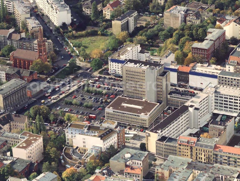 Aerial image Berlin - Tiergarten - Zentrale der Firma Möbel Hübner in der Stendaler Straße in Berlin-Tiergarten.