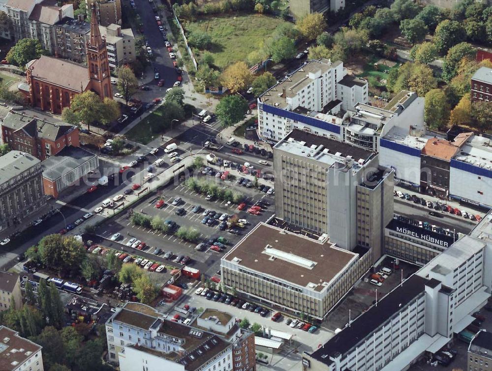 Aerial image Berlin - Tiergarten - Zentrale der Firma Möbel Hübner in der Stendaler Straße in Berlin-Tiergarten.