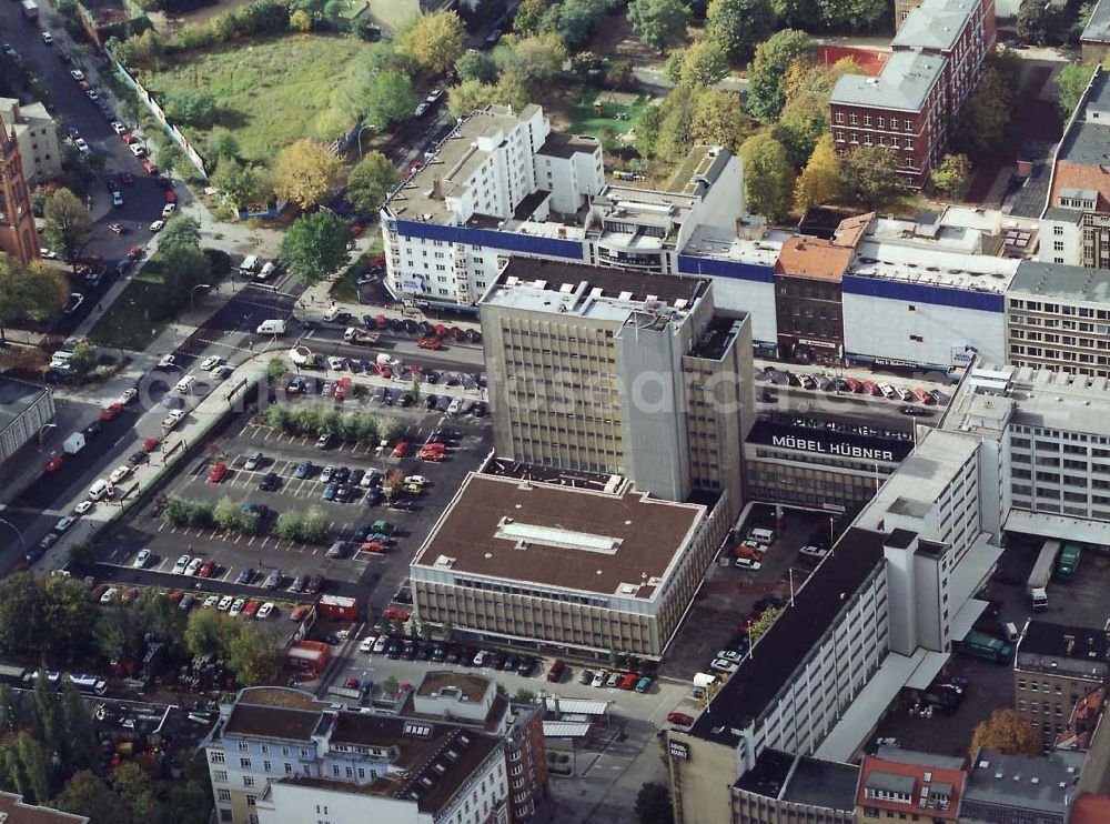 Aerial photograph Berlin - Tiergarten - Zentrale der Firma Möbel Hübner in der Stendaler Straße in Berlin-Tiergarten.