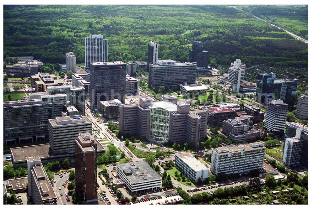 Aerial image Frankfurt am Main - Blick auf das Gewerbegebiet Frankfurt-Niederrad. Im Vordergrund ist das ATRICOM, im Hintergrund ist die Zentrale CULT Telecom GmbH zu sehen