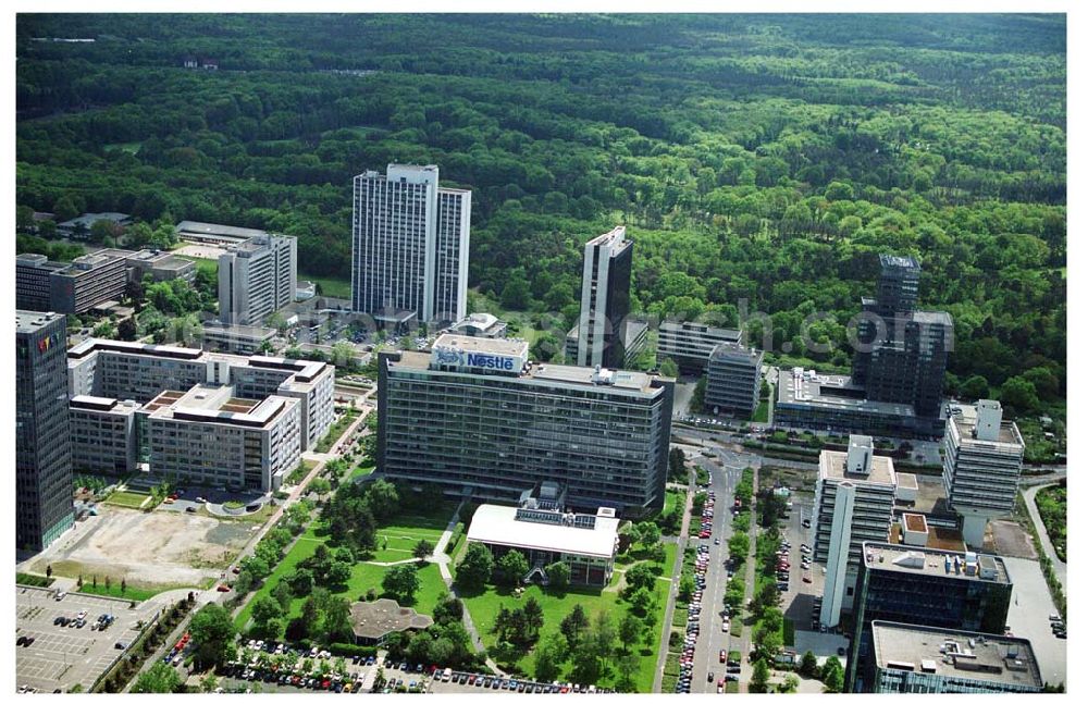 Frankfurt am Main from above - Blick auf das Gewerbegebiet Frankfurt-Niederrad. Im Mittelpunkt ist die Zentrale der Nestle Deutschland AG zu sehen. Nestlé Deutschland AG, Lyoner Strasse 23, D-60523 Frankfurt / Main Fax: (0 69) 66 71 42 57 Ansprechpartner: Sonja Noll E-Mail-Adresse: Sonja.Noll@de.nestle.com