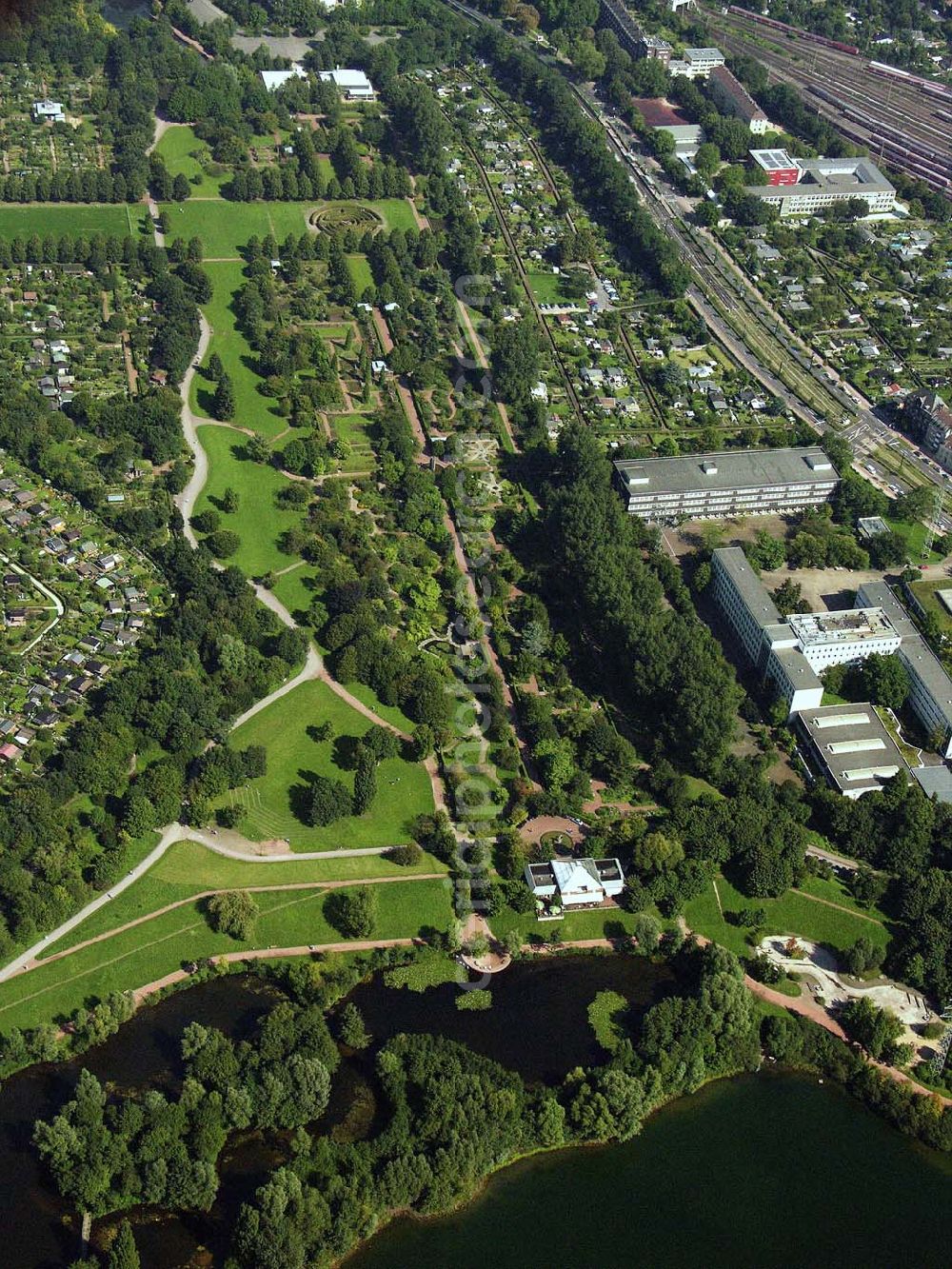 Düsseldorf (NRW) from above - Blick auf die Zentrale der Provinzial Versicherung AG südöstlich vom Düsseldorfer Stadtzentrum im Stadteil Wersten. In unmittelbarer Nachbarschaft zum Bürogebäude befindet sich der Südpark (ehemaliges BUGA-Gelände) mit dem Deichsee und der südl. Autobahnzubringer. Provinzial Rheinland Lebensversicherung AG und Provinzial Rheinland Versicherung AG, Die Versicherung der Sparkassen, Provinzialplatz 1, 40591 Düsseldorf, Telefon: (0211) 978-0, Fax: (0211) 978-1700, E-Mail: service@provinzial.de