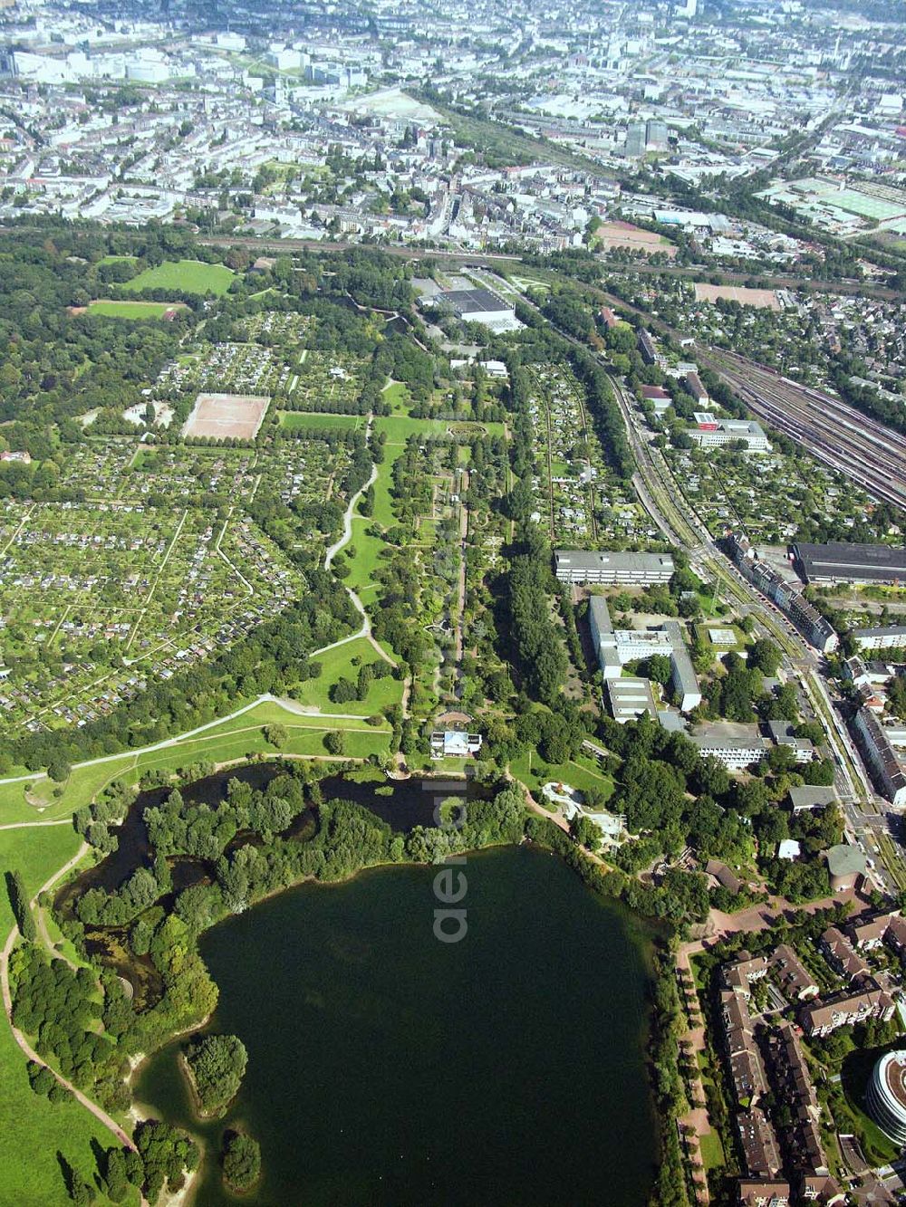 Düsseldorf (NRW) from the bird's eye view: Blick auf die Zentrale der Provinzial Versicherung AG südöstlich vom Düsseldorfer Stadtzentrum im Stadteil Wersten. In unmittelbarer Nachbarschaft zum Bürogebäude befindet sich der Südpark (ehemaliges BUGA-Gelände) mit dem Deichsee und der südl. Autobahnzubringer. Provinzial Rheinland Lebensversicherung AG und Provinzial Rheinland Versicherung AG, Die Versicherung der Sparkassen, Provinzialplatz 1, 40591 Düsseldorf, Telefon: (0211) 978-0, Fax: (0211) 978-1700, E-Mail: service@provinzial.de