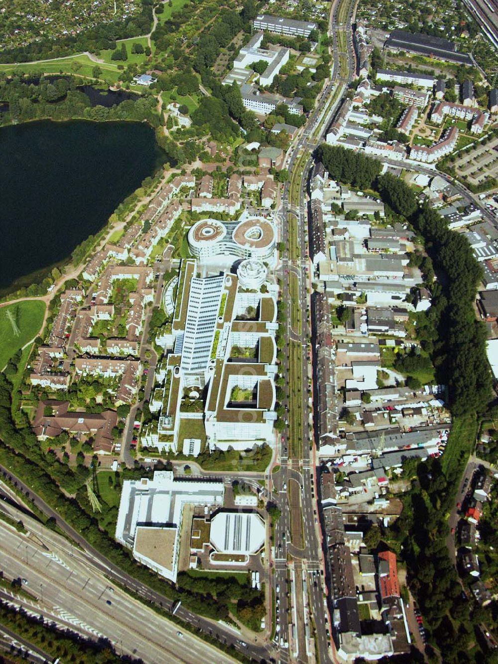 Aerial photograph Düsseldorf (NRW) - Blick auf die Zentrale der Provinzial Versicherung AG südöstlich vom Düsseldorfer Stadtzentrum im Stadteil Wersten. In unmittelbarer Nachbarschaft zum Bürogebäude befindet sich der Südpark (ehemaliges BUGA-Gelände) mit dem Deichsee und der südl. Autobahnzubringer. Provinzial Rheinland Lebensversicherung AG und Provinzial Rheinland Versicherung AG, Die Versicherung der Sparkassen, Provinzialplatz 1, 40591 Düsseldorf, Telefon: (0211) 978-0, Fax: (0211) 978-1700, E-Mail: service@provinzial.de