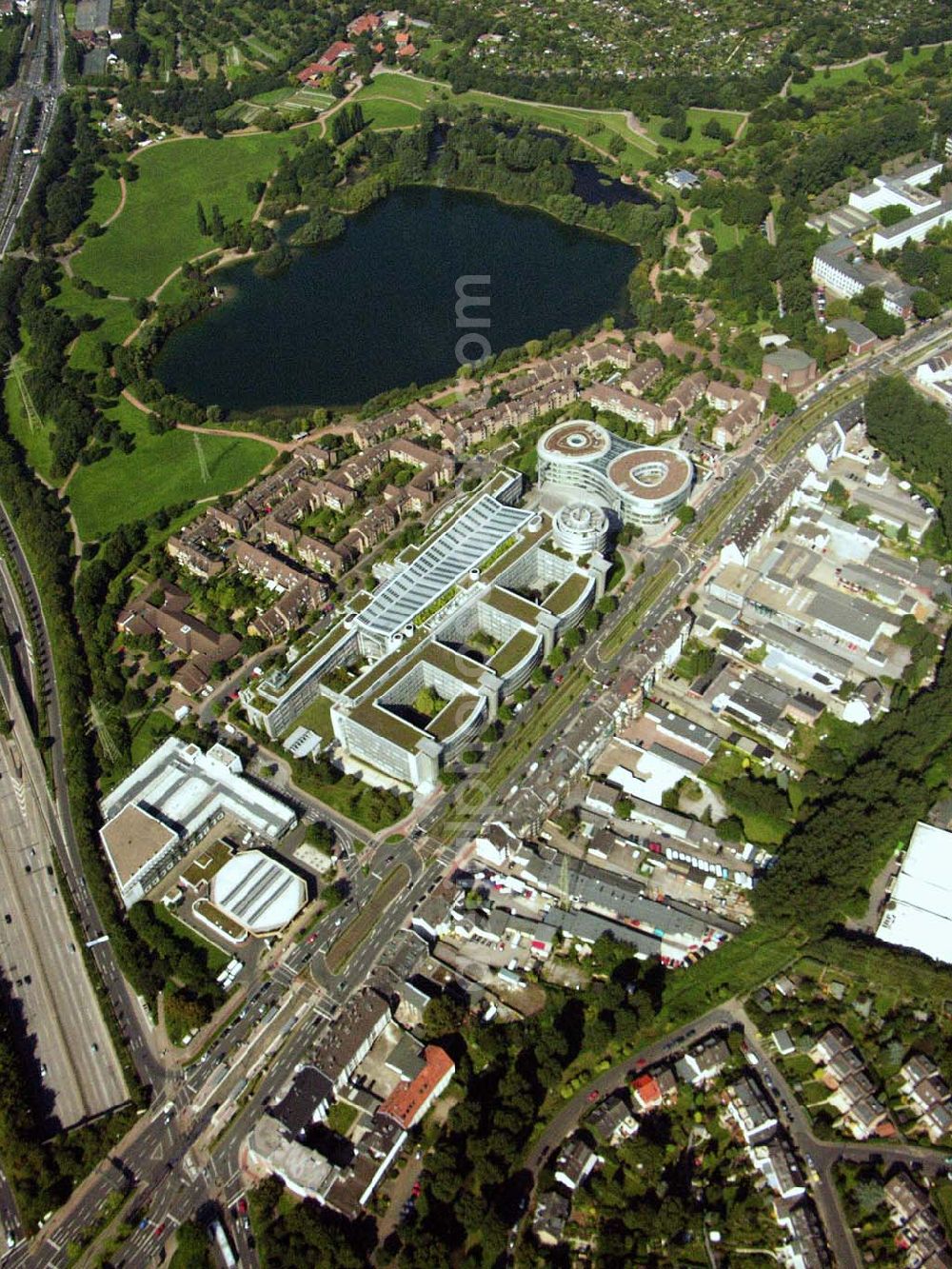 Düsseldorf (NRW) from above - Blick auf die Zentrale der Provinzial Versicherung AG südöstlich vom Düsseldorfer Stadtzentrum im Stadteil Wersten. In unmittelbarer Nachbarschaft zum Bürogebäude befindet sich der Südpark (ehemaliges BUGA-Gelände) mit dem Deichsee und der südl. Autobahnzubringer. Provinzial Rheinland Lebensversicherung AG und Provinzial Rheinland Versicherung AG, Die Versicherung der Sparkassen, Provinzialplatz 1, 40591 Düsseldorf, Telefon: (0211) 978-0, Fax: (0211) 978-1700, E-Mail: service@provinzial.de