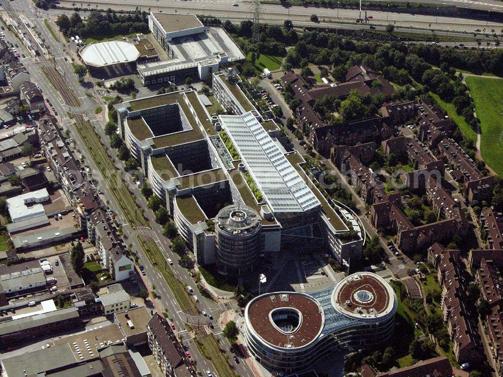 Düsseldorf (NRW) from above - Blick auf die Zentrale der Provinzial Versicherung AG südöstlich vom Düsseldorfer Stadtzentrum im Stadteil Wersten. In unmittelbarer Nachbarschaft zum Bürogebäude befindet sich der Südpark (ehemaliges BUGA-Gelände) mit dem Deichsee und der südl. Autobahnzubringer. Provinzial Rheinland Lebensversicherung AG und Provinzial Rheinland Versicherung AG, Die Versicherung der Sparkassen, Provinzialplatz 1, 40591 Düsseldorf, Telefon: (0211) 978-0, Fax: (0211) 978-1700, E-Mail: service@provinzial.de