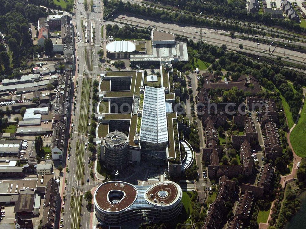 Düsseldorf (NRW) from the bird's eye view: Blick auf die Zentrale der Provinzial Versicherung AG südöstlich vom Düsseldorfer Stadtzentrum im Stadteil Wersten. In unmittelbarer Nachbarschaft zum Bürogebäude befindet sich der Südpark (ehemaliges BUGA-Gelände) mit dem Deichsee und der südl. Autobahnzubringer. Provinzial Rheinland Lebensversicherung AG und Provinzial Rheinland Versicherung AG, Die Versicherung der Sparkassen, Provinzialplatz 1, 40591 Düsseldorf, Telefon: (0211) 978-0, Fax: (0211) 978-1700, E-Mail: service@provinzial.de