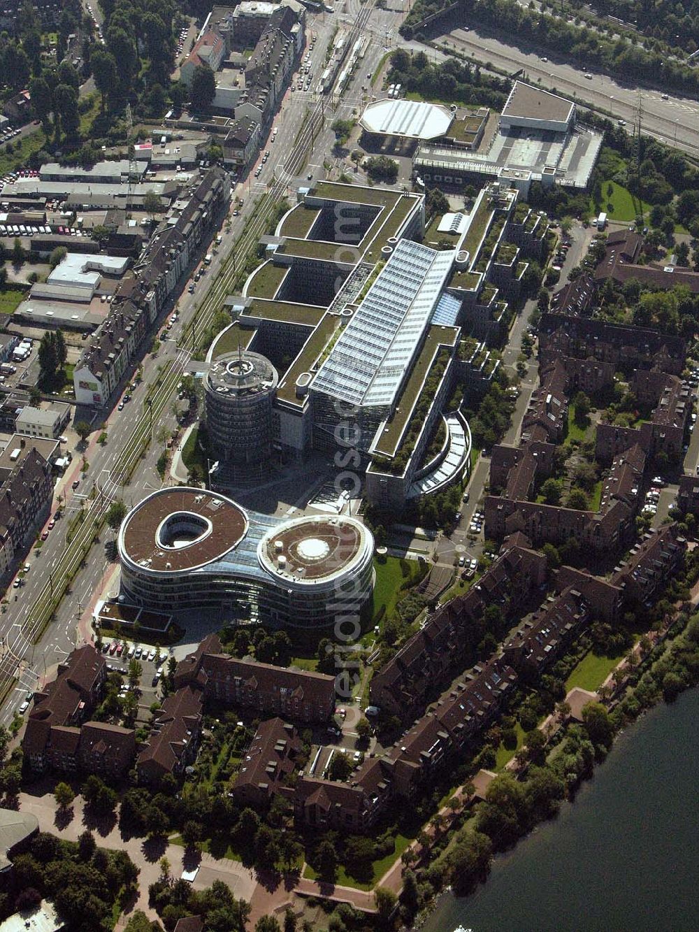 Aerial image Düsseldorf (NRW) - Blick auf die Zentrale der Provinzial Versicherung AG südöstlich vom Düsseldorfer Stadtzentrum im Stadteil Wersten. In unmittelbarer Nachbarschaft zum Bürogebäude befindet sich der Südpark (ehemaliges BUGA-Gelände) mit dem Deichsee und der südl. Autobahnzubringer. Provinzial Rheinland Lebensversicherung AG und Provinzial Rheinland Versicherung AG, Die Versicherung der Sparkassen, Provinzialplatz 1, 40591 Düsseldorf, Telefon: (0211) 978-0, Fax: (0211) 978-1700, E-Mail: service@provinzial.de