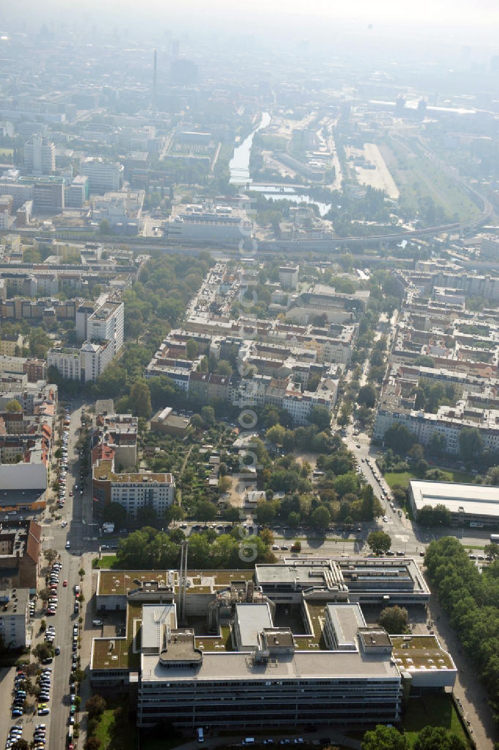 Aerial photograph Berlin - Blick auf den zentralen Campus der Beuth Hochschule für Technik Berlin - University of Applied Sciences - an der Luxemburger Straße 10 in 13353 Berlin. Beuth central campus of University of Applied Sciences Berlin.