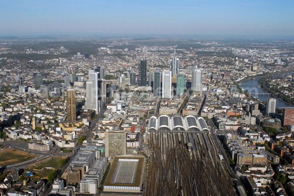 Frankfurt am Main from the bird's eye view: Blick auf das Bankenviertel im Zentrum von Frankfurt am Main und den Frankfurter Hauptbahnhof.