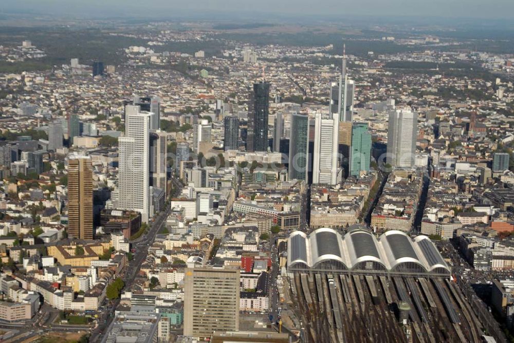 Aerial image Frankfurt am Main - Blick auf das Bankenviertel im Zentrum von Frankfurt am Main und den Frankfurter Hauptbahnhof.